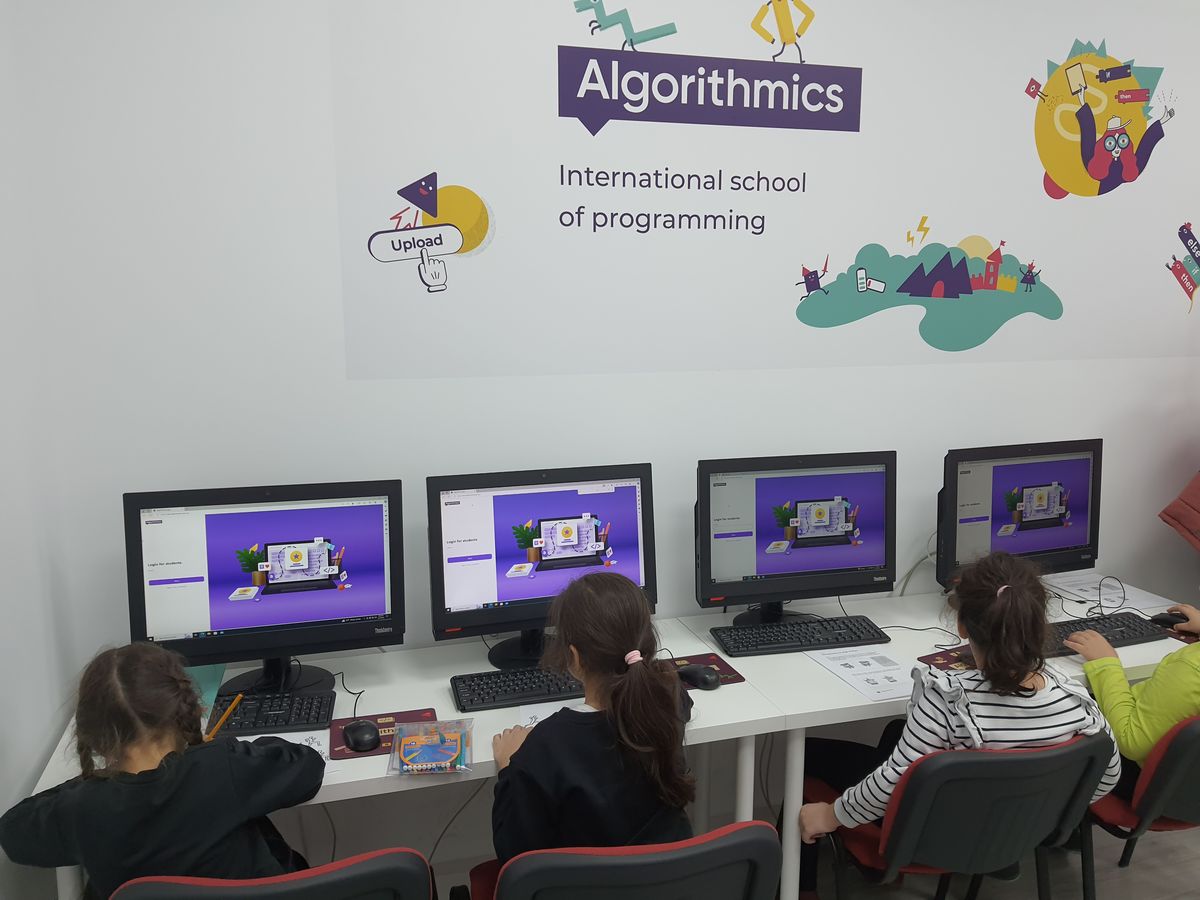 Copii la calculatoare, în sala de curs din Ploiești